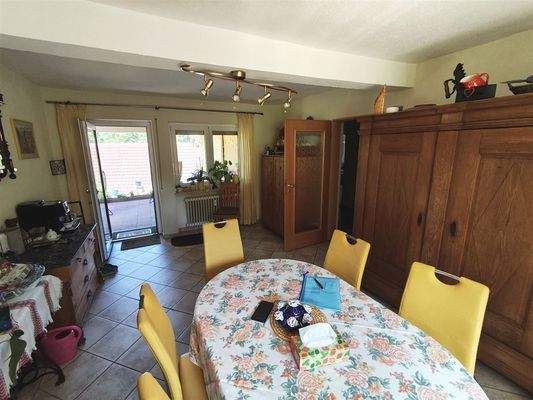 Esszimmer mit Zugang zur Terrasse