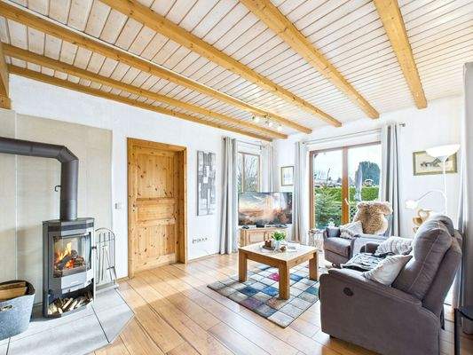 heller Wohnbereich mit Kamin