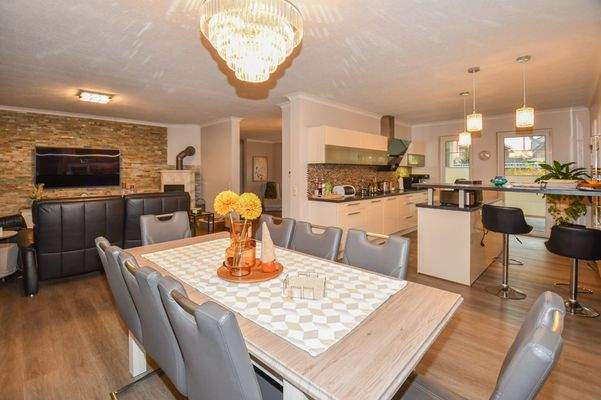 Blick in den kompletten Wohn-, Ess- und Küchenbereich