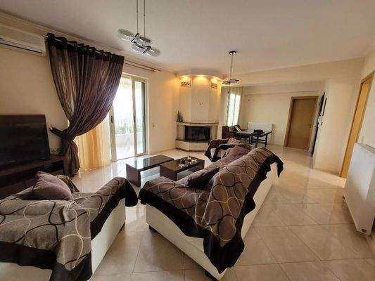 Kreta, Argouli: Zweistöckiges Haus mit Keller zu verkaufen