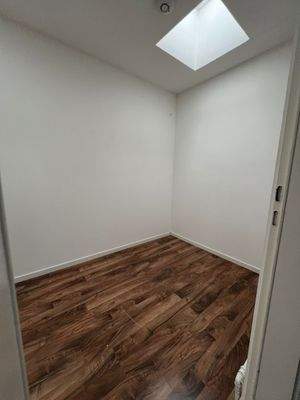 Leerer Raum mit Holzboden