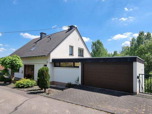 Großzügiges Wohnhaus in idyllischer Ortsrandlage