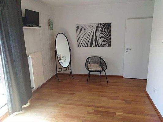 Schlafzimmer 1 (1).jpg