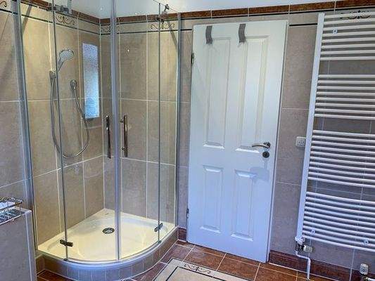 Vollbad mit Dusche Erdgeschoss