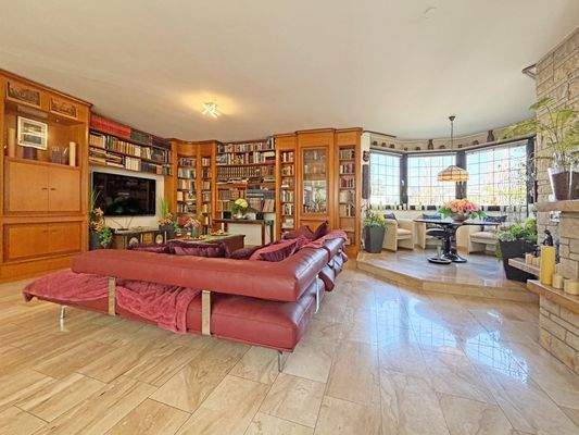 Großer Wohnbereich mit verschiedenen Wohlfühlecken