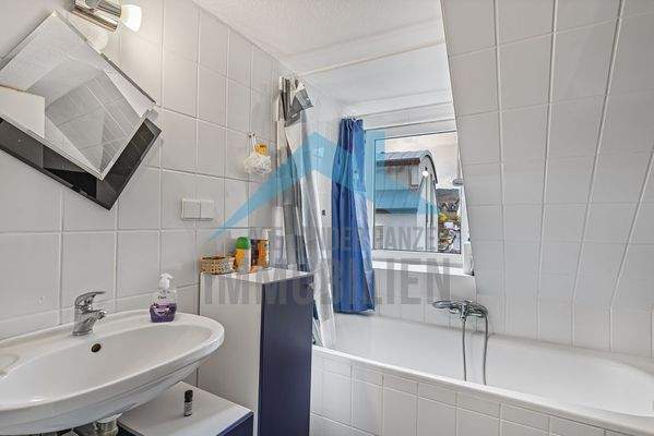 Badezimmer Wohnung rechts 