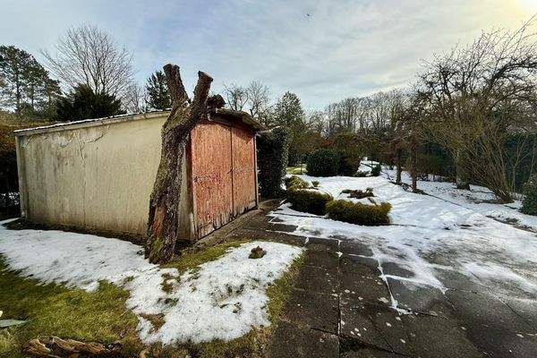 Kleine Garage mit Blick in den Garten