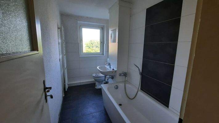 Helles Badezimmer mit Fenster