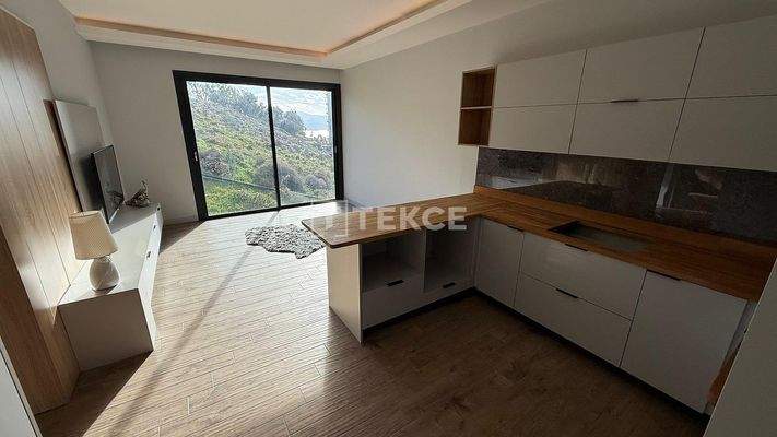 Panoramic Views Apartments in a Complex with a Pool in İzmir