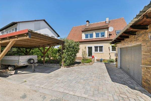 Einfahrt, Carport und Garage