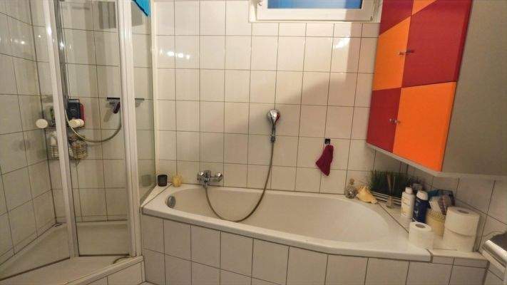 Tageslichtbad mit Wanne und Dusche Gartengeschosswohnung