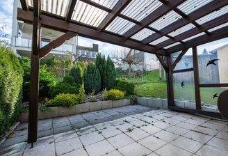 Geschützt sitzen unter der Pergola