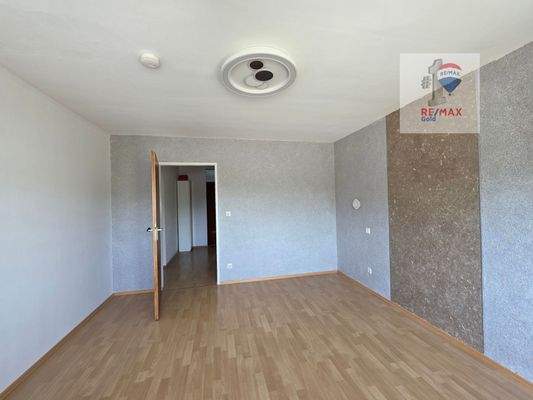 OG - gr. Schlafzimmer mit Balkon