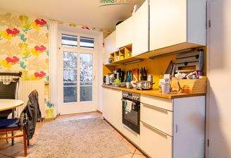 Helle Küche mit Zugang zum Balkon