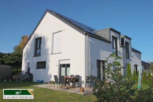 DHH in KfW40plus-Qualität mit bodentiefen Fensterelementen u. elektr. Außenjalousien