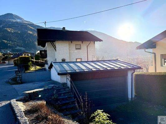 Außenansicht mit Garage