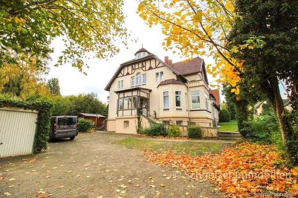 seitliche Ansicht mit Parkmöglichkeiten