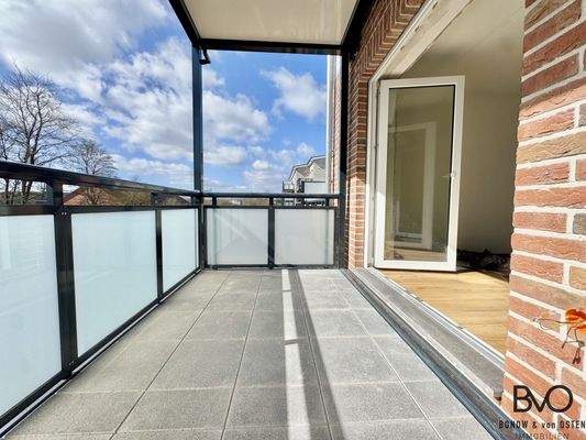 Balkon mit Beleuchtung und Steckdose