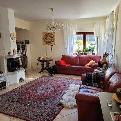 großzügiges Wohnzimmer