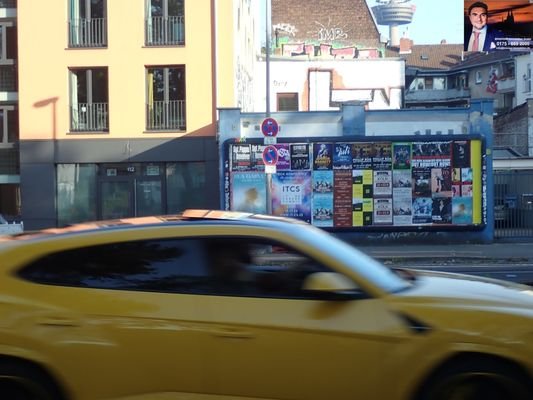 Hausfront von anderer Straßenseite aus