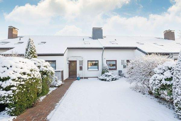 Die Reihenhauszeile zeigt sich von vorn angenehm 'unauffällig'.