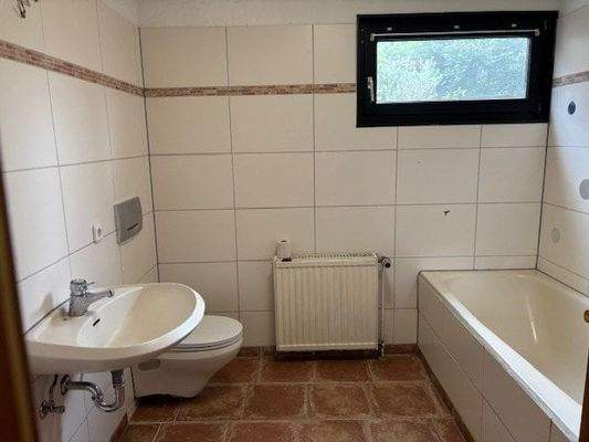 Bad mit Wanne und Dusche