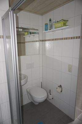 Bad mit Dusche und Fenster