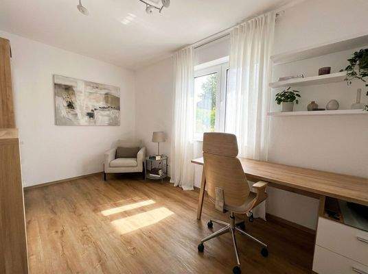 Arbeitszimmer KI/Homegestaged