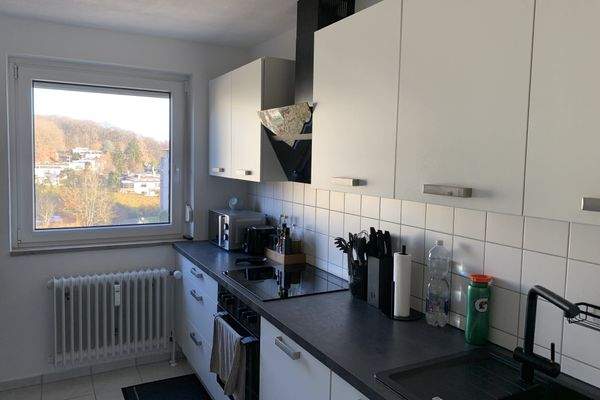 neuwertige Küche mit großem Fenster und Blick ins Grüne