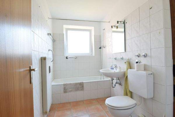 Helles Vollbad mit Fenster