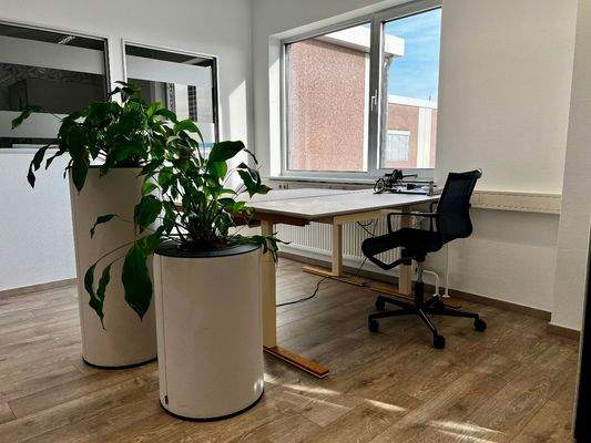 Blick auf die beiden freien Büroarbeitsplätze