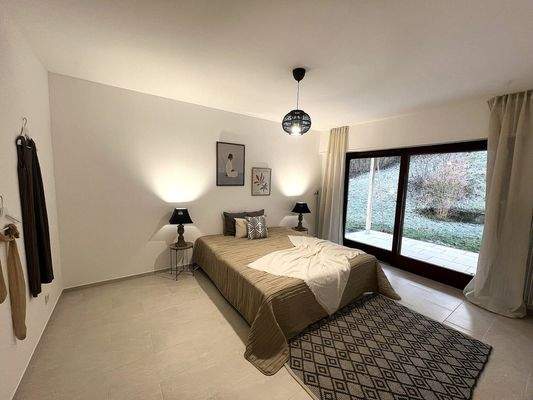 Gemütliches Schlafzimmer mit Terrasse