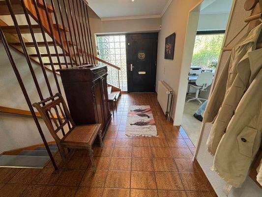 Diele mit Aufgang zum OG