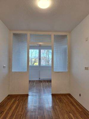 Helles Zimmer mit Holzboden