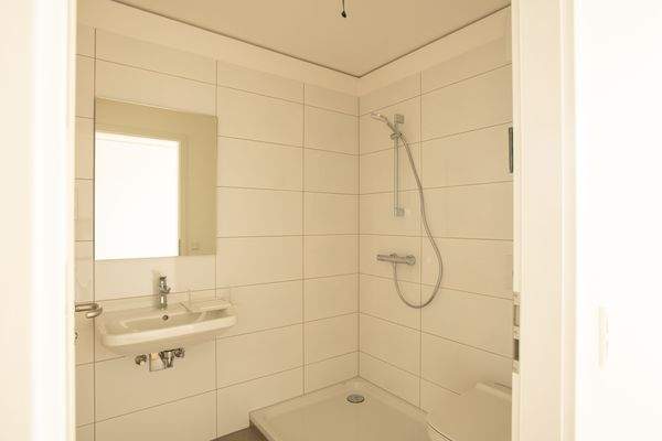 A23 Gäste WC mit Dusche.jpg