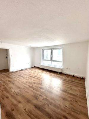 Büroraum mit angrenzendem Serverraum