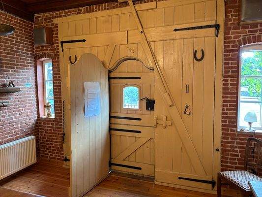 Seiteneingang/Historisches Stalltor 