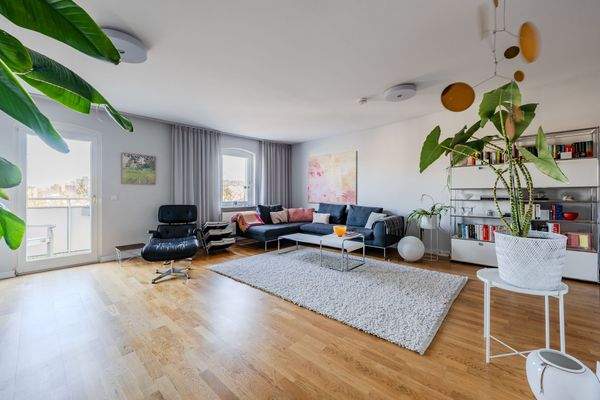 Großes Wohnzimmer mit Balkon