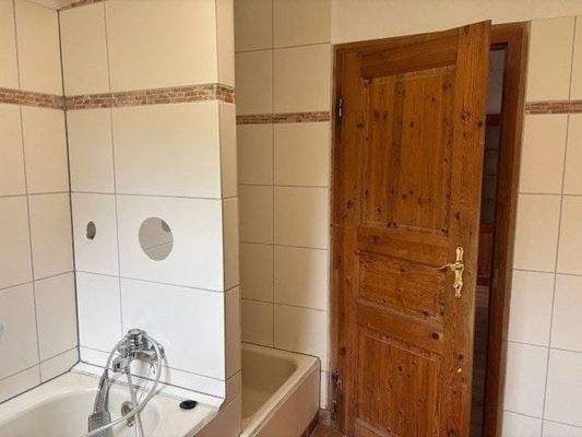 Bad mit Wanne und Dusche