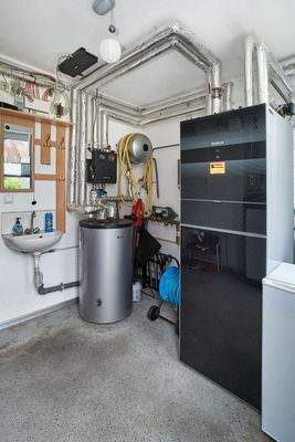 Haustechnik im Nebenraum der Garage
