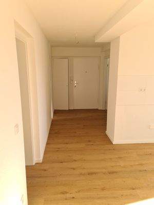Heller Flur mit Holzboden
