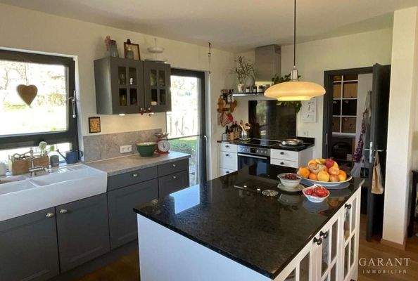 Einbauküche mit Kücheninsel