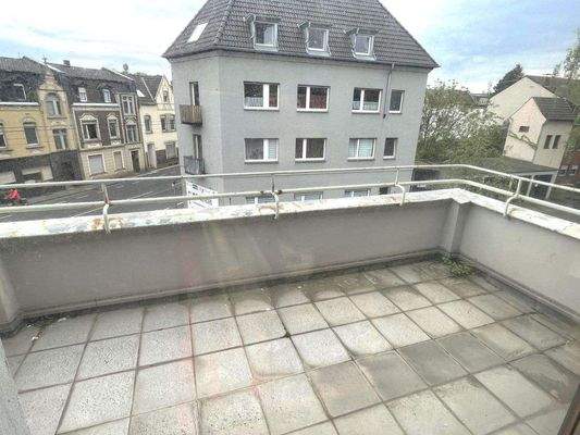 VH 2, 2. OG: Terrassenbalkon straßenseits