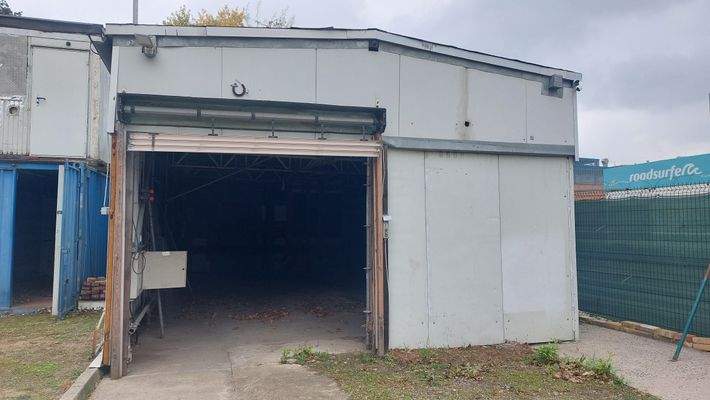 Leichtbauhalle Zugang Rolltor.jpg