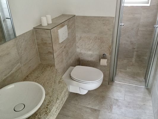 Badezimmer mit Dusche