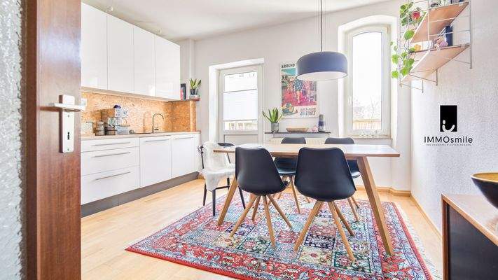 Helle Küche mit Essbereich und Zugang zum Balkon