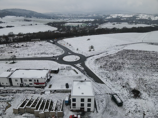 Gewerbegebiet mit Blick zur Straße 