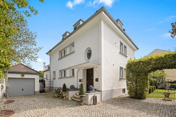 Vorderansicht mit Garage