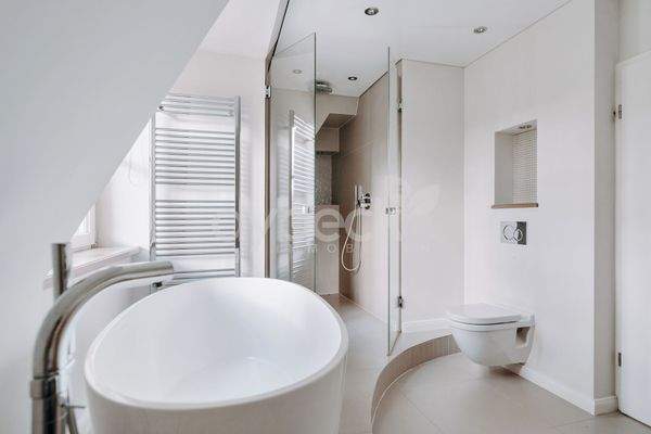 Vollbad mit freistehender Badewanne