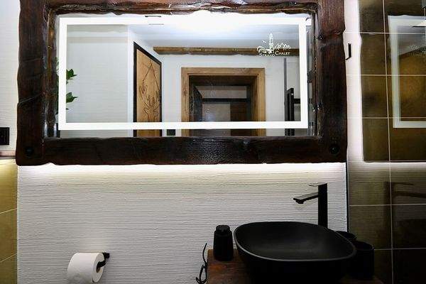 Ein passender rustikaler Spiegel